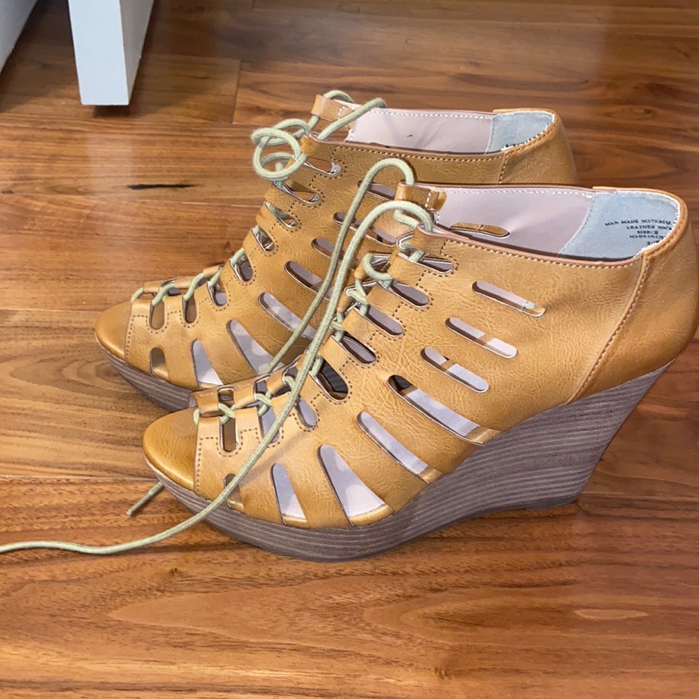 Size 8 Women’s wedges brown wedges!